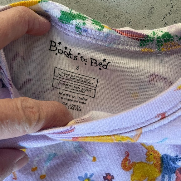 Excellent pajamas! Books to bed! UNI the unicorn!! 3T - Picture 2 of 3